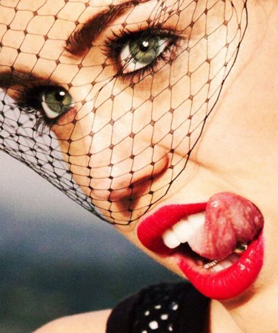 Miley Cyrus z blízkosti , jazykem v plné své kráse. puzzle
