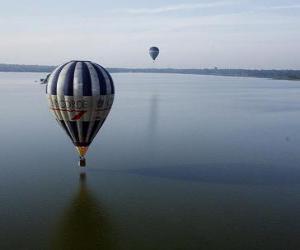 Puzle Balón letící nad vodou