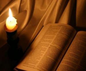Puzle Bible a zapálil svíčku na oltáři