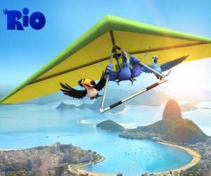 Puzle Blu papoušek, tukan Rafael Jewel a viset glider létání nad městem Rio de Janeiro