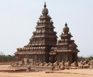 Puzle Břeh chrám přes vypadá Bengálském zálivu a je postaven s bloky žuly, Mahábalípuram, Indie
