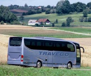 Puzle Cestující autobusem v krajině