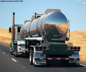Puzle Cisternový nákladní vůz na silnici