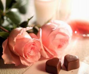 Puzle Dva růžové růže se dvěma čokolád v Heart-Shaped