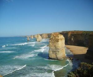 Puzle Dvanácti apoštolů, je shluk vápencových jehly vystupující z moře u pobřeží Port Campbell národní park ve státě Victoria, Austrálie.