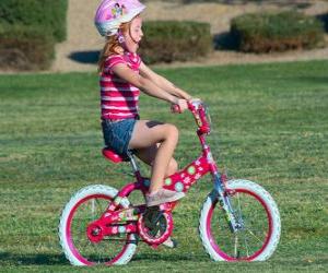 Puzle Dívka na kole v parku na jaře
