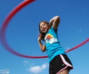 Puzle Dívka si hraje s hula hoop, hula hoop spinning v pase