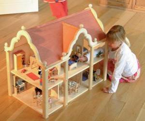 Puzle Dívka si hraje s panenkou a domeček pro panenky s nábytkem