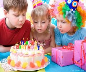 Puzle Dívka v okamžiku foukání svíček na narozeninovém dortu