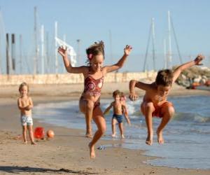 Puzle Děti hrají na pláži