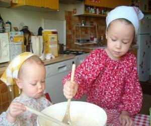 Puzle Děti připravuje dort jako překvapení dárek pro mámu