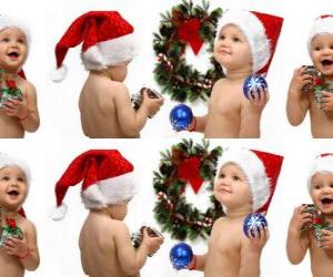 Puzle Děti se Santa Claus klobouky a hrát si s vánoční ozdoby
