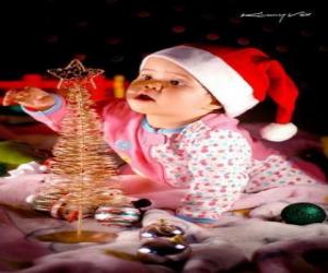 Puzle Děti si hrají s vánočním stromečkem