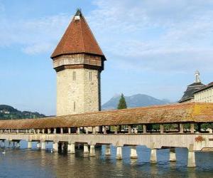 Puzle Dřevěný krytý most a Kapellbrücke (kaple most) a věž Wasserturm ve švýcarském Lucernu