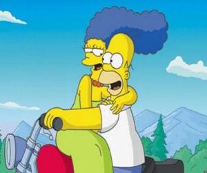 Puzle Homer a Marge Simpsonovi ve motocyklu