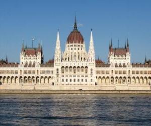 Puzle Impozantní budově maďarského parlamentu v Budapešti na břehu Dunaje