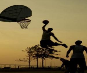 Puzle Jeden na jednoho basketbal mezi dvěma mladými kamarády