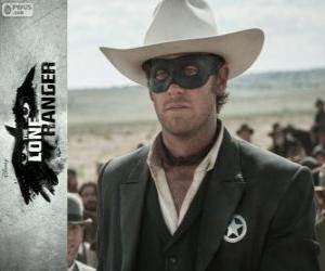 Puzle John Reid (Armie Hammer) ve filmu Osamelý jezdec