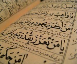 Puzle Korán je svatá kniha islámu, obsahuje slovo Alláh zjevil Jeho proroka Mohameda
