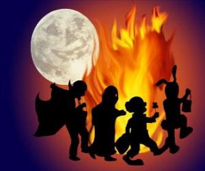 Puzle kostýmované děti tančí kolem ohně