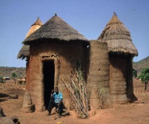 Puzle Koutammakou - Land of the Batammariba jehož pozoruhodné bláta věže-domy (Takienta) přišli být viděn jako symbol Togo