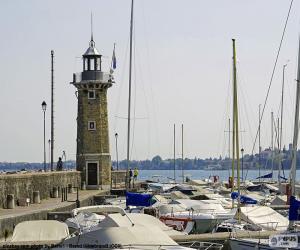 Puzle Maják v Desenzano del Garda, Itálie