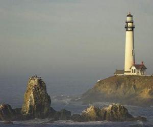 Puzle Majáku a majáku dům, věž s mocným lampy na horní vedle pobřeží pro plavbu lodí - Pigeon Point -