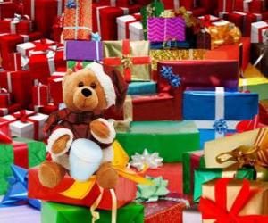 Puzle Medvídek oblečený jako Santa Claus a vánoční dárky