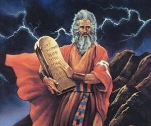 Puzle Mojžíš s deskami zákona, na kterých je napsáno deset přikázání