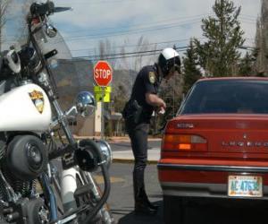 Puzle Motorizovaný policista se svým motocyklem a dát pokutu na řidiče