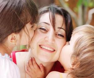 Puzle Máma nebo matka dostávat polibky od svých dětí