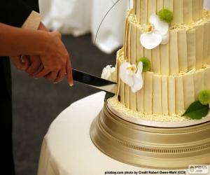 Puzle Nevěsta a ženich řezání svatební dort