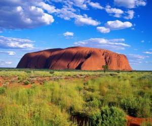 Puzle Obrovský monolit Uluru v Národním parku Uluru-Kata Tjuta, Austrálie.