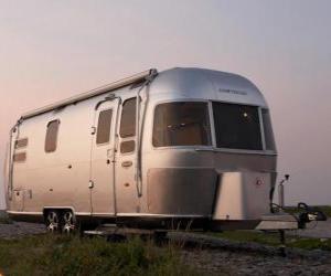 Puzle Obytný přívěs nebo karavan. Mobile home, uzavřené přívěsu, který je strhl další vozidlo