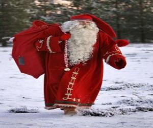 Puzle Otec Vánoc nebo Santa Claus nese pytel plný dárků