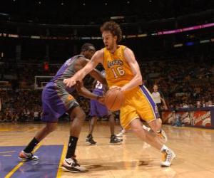 Puzle Pau Gasol hraje basketbal