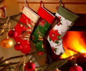 Puzle Ponožky s vánoční výzdobou a visí na zdi komína