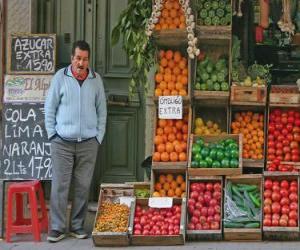 Puzle Prodávající ovoce a zeleniny ve svém obchodě
