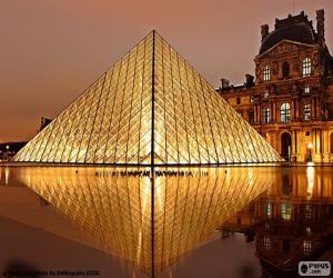 Puzle Pyramida v Louvru, Paříž, Francie