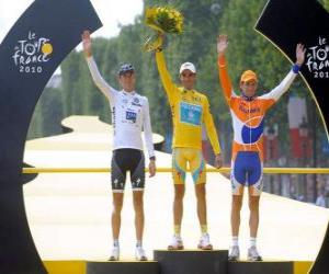Puzle Pódium z 97. Tour de Francii: Alberto Contador, Andy Schleck a Denis Menchov, v Arc de Triomphe a Champs Elysees pozadí