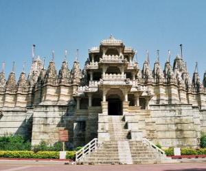Puzle Ranakpur chrám, největší Jain chrám v Indii. Chrám postavený v mramoru