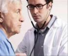 Lékařské nebo lékař se stetoskopem připravené pro poslech pacienta