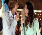 Gabriella Montez (Vanessa Hudgens), Troy Bolton (Zac Efron) zpívat karaoke