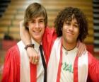 Troy Bolton (Zac Efron) a Čad (Corbin Bleu) dnem ukončení studia