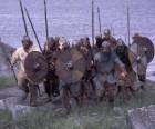 Vikings vyloďování jeho loď úplně ozbrojený a se štítem a kopím v ruce