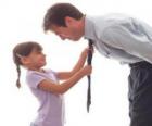 Táta sledoval svou dceru, jak se svázaný kravatu