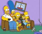 Rodina Simpson na gauči doma