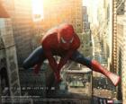 Superhrdina Spiderman skáče mezi objekty ve městě kyvná s jeho pavučina