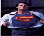 Clark Kent stal Superman se svou červenou a modrou uniformu v boji za spravedlnost