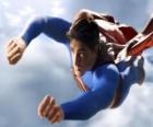 Superman létající do nebe, s uzavřeným pěsti a jeho kabátek